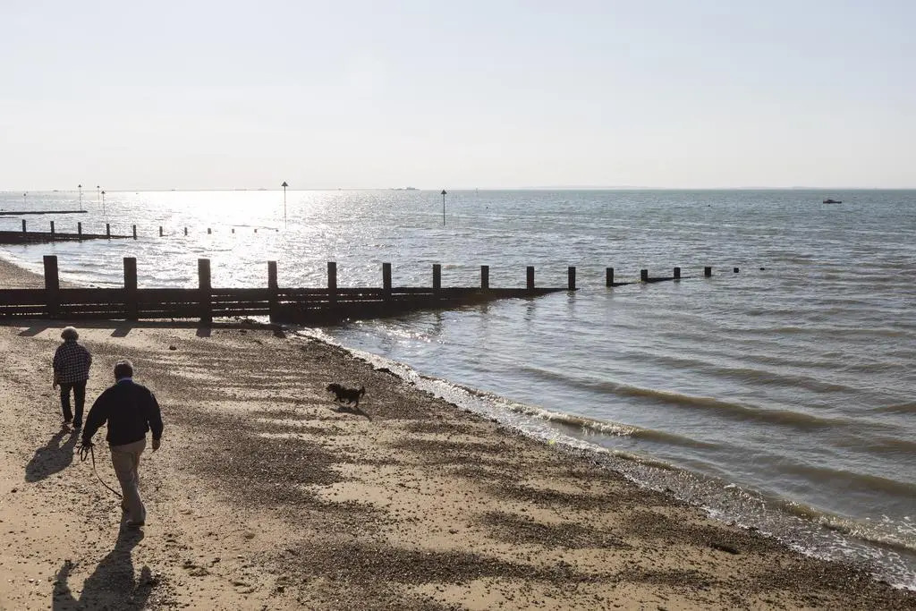 Southend Inn Hotel - Close to Beach, Train Station & Southend Airport