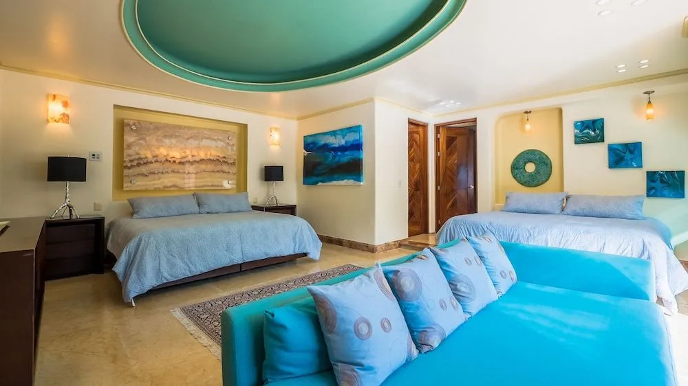Penthouse With Amazing Views, and Luxury Throughout