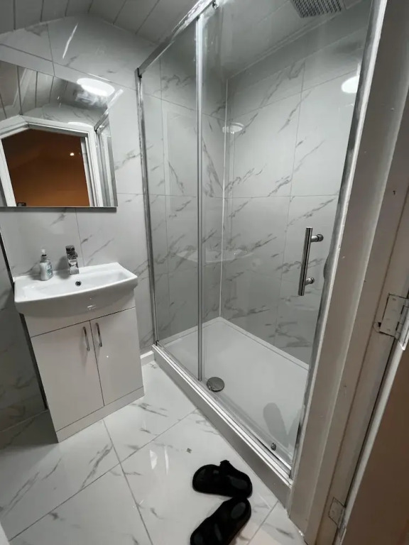 Lovely 6-bed House in Windsor