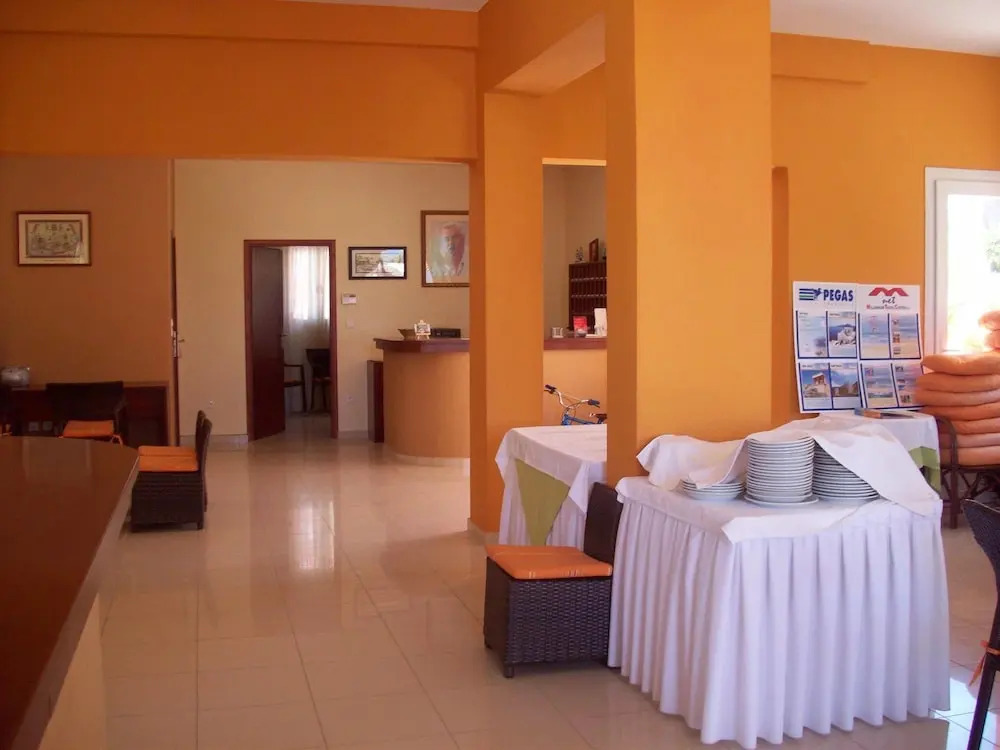 Chrisanna Apartments & Studios