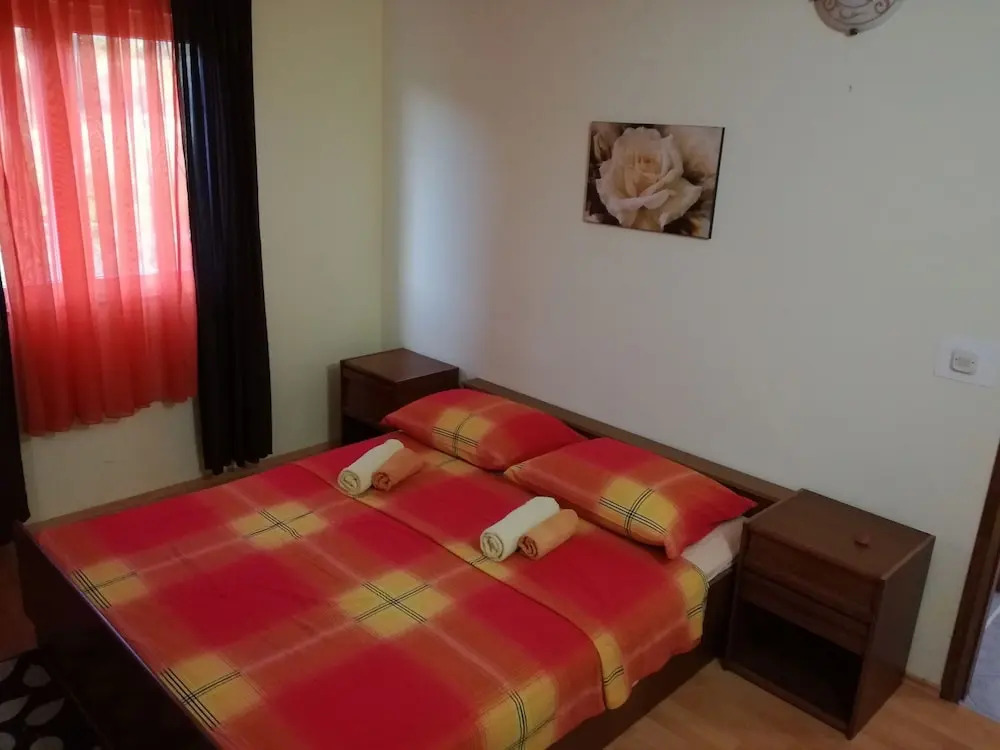 Robi- Swimming Pool and Beautiful Garden - A2-crveni
