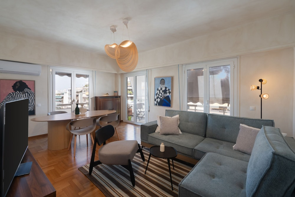 LIV - Artistic Rooftop Apartment in Pagrati