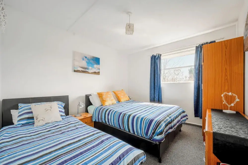 2 Bed Chalet - Sleeps 3 - River and Mountain Views