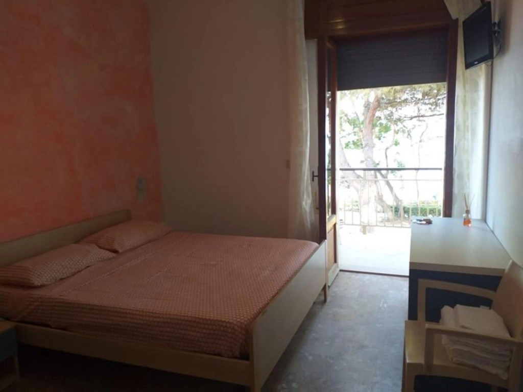 Spacious double room a stone throw from the sea