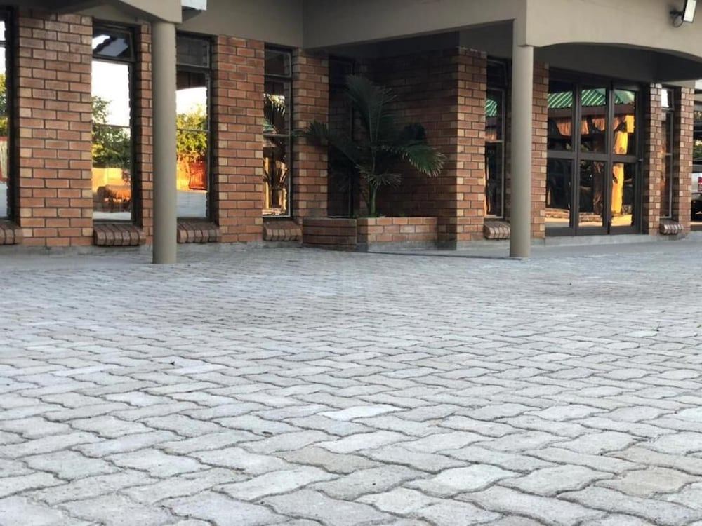 Makgadikgadi Riverview Inn
