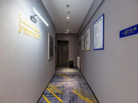 Super 8 Select Hotel (Beijing Tiancun Subway Station Branch)