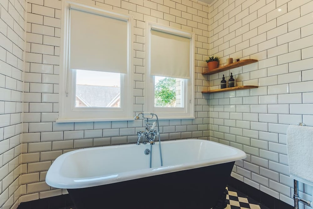 Entire Victorian Schoolhouse With hot tub and Harbour Views