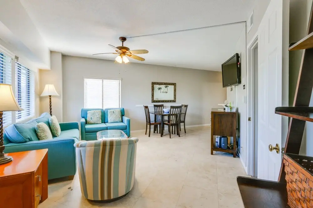 Hilton Head Island Condo w/ Pool - Walk to Beach!, Hilton Head Island