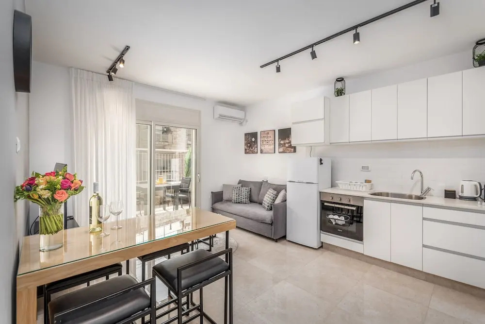 Stylish one BDR with balcony