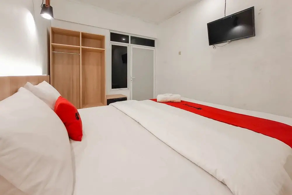 RedDoorz at Grand Mirza Near Pasar Grosir Batik Setono Pekalongan