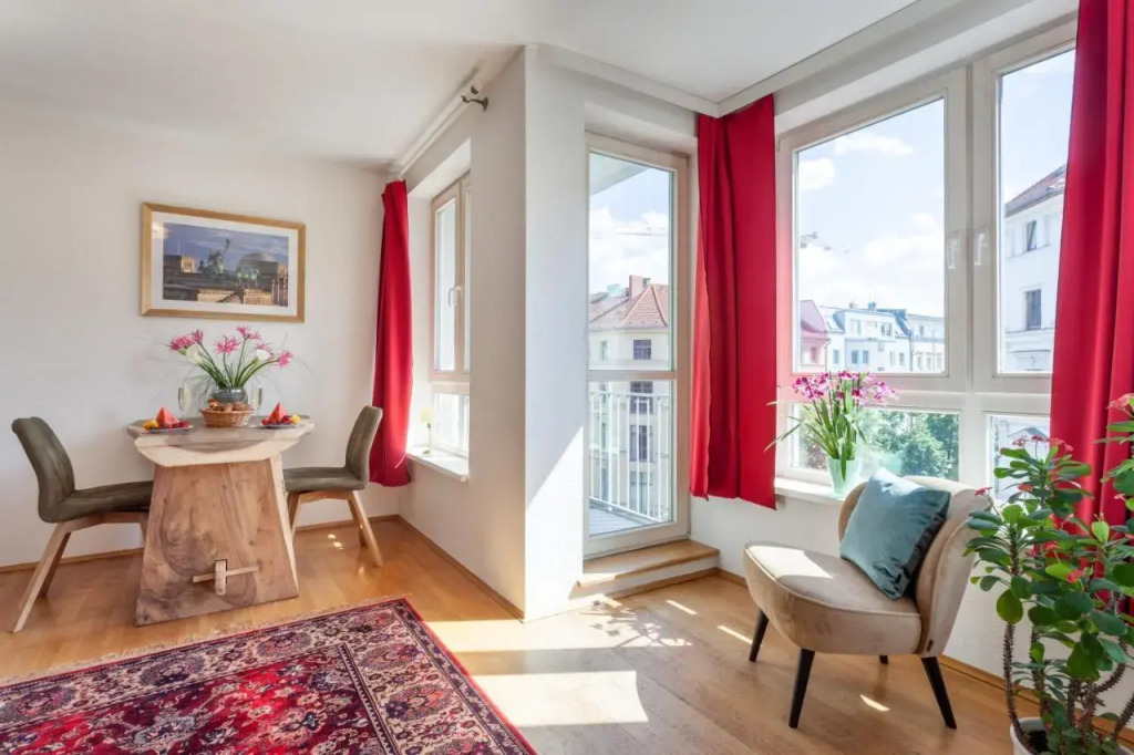 Stilvolles Studio in downtown Mitte, Boxspringbett, Balkon, Blick über Berlin auf den Himmel, zentrale Lage, Kiez vor der Haustür