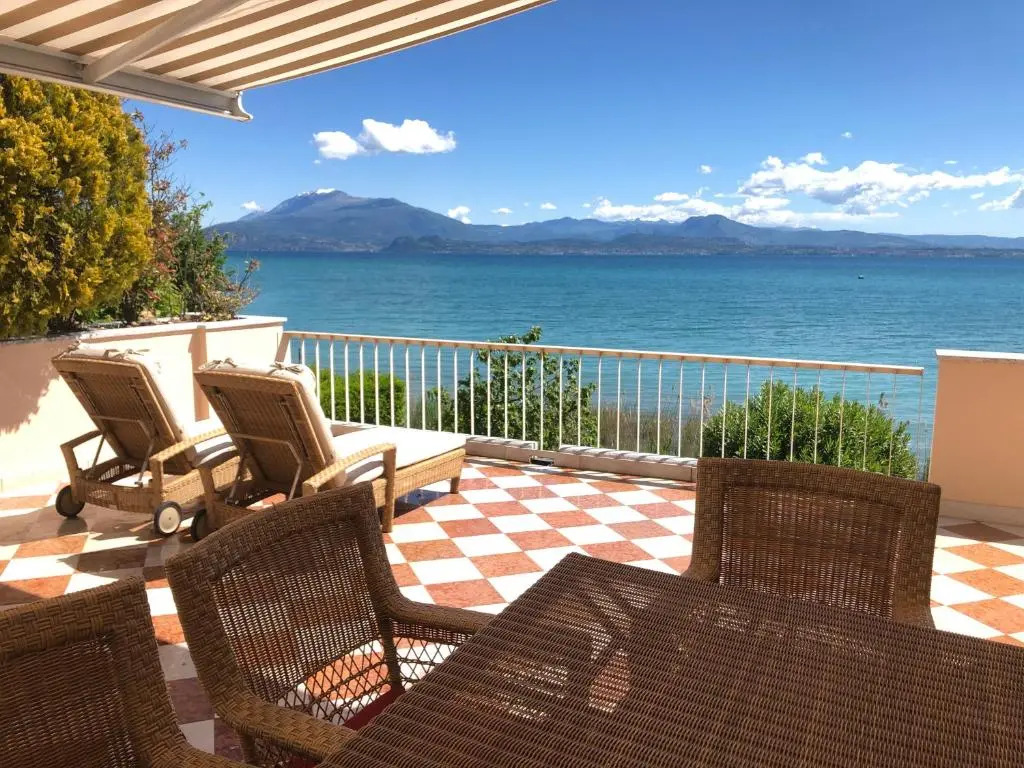 Lake Front Apartment - Direct Lake Access