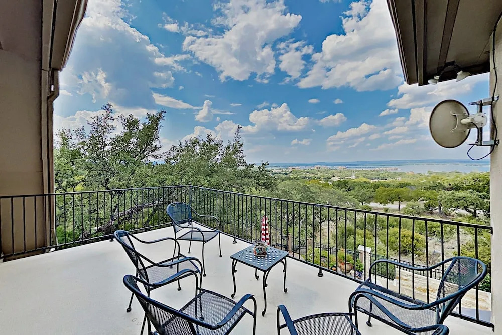 Sacred Vista: Opulent Hill Country With Pool 5 Bedroom Home