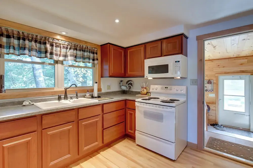 Cozy Lakefront Cabin w/ Indoor Gas Fireplace!