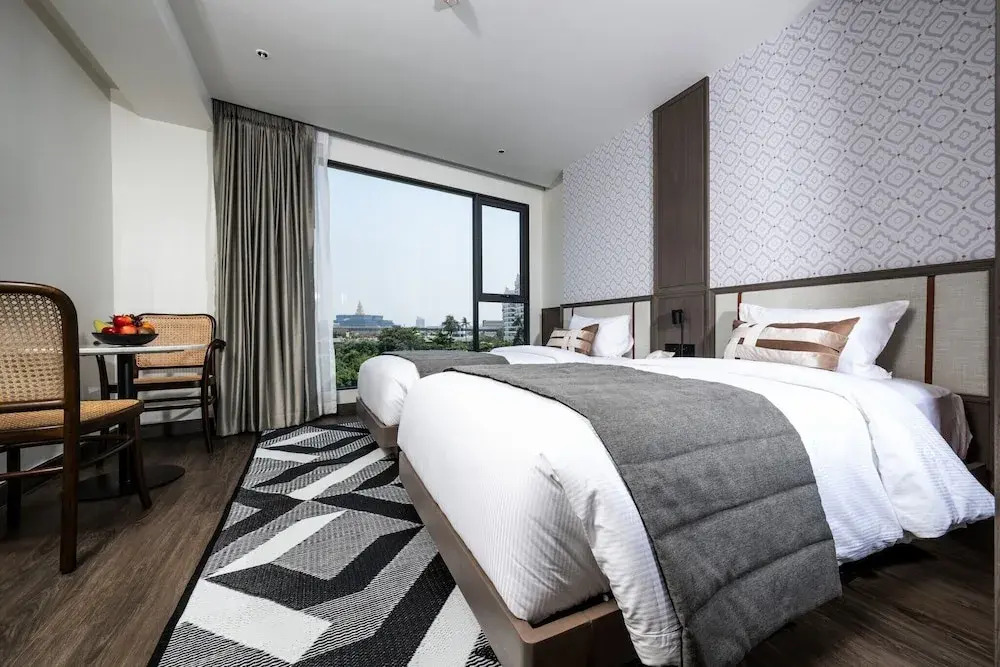We Hotel Riverfront