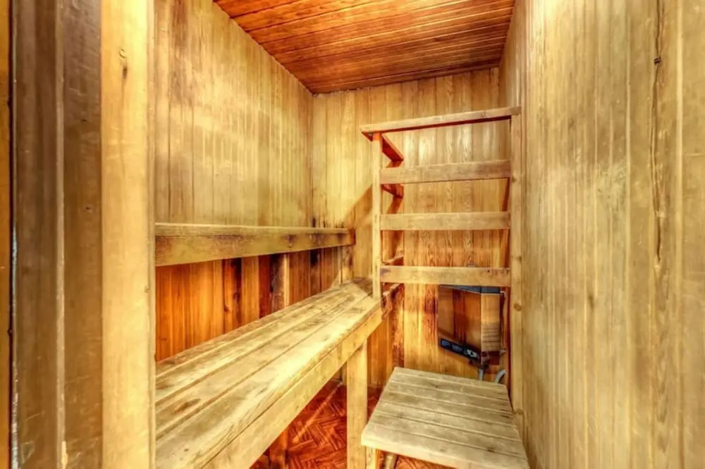 Spacious 8 bdrm Cottage with Private Beach Access, BBQ, Hot Tub, Sauna, Pet friendly