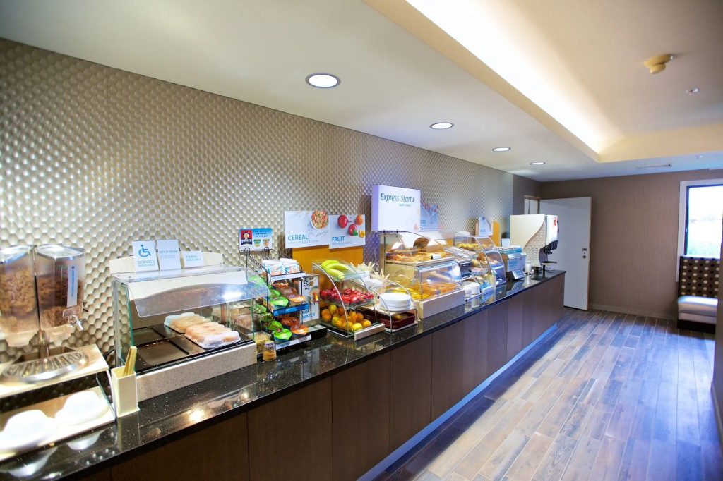 Holiday Inn Express Fargo - West Acres by IHG