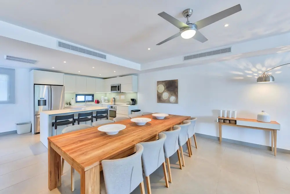 Contemporary Condo, Walk to Beach, Shops, Restaurants, AC, Free Wifi, Pool