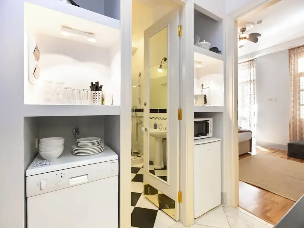 Chiconomy Suites