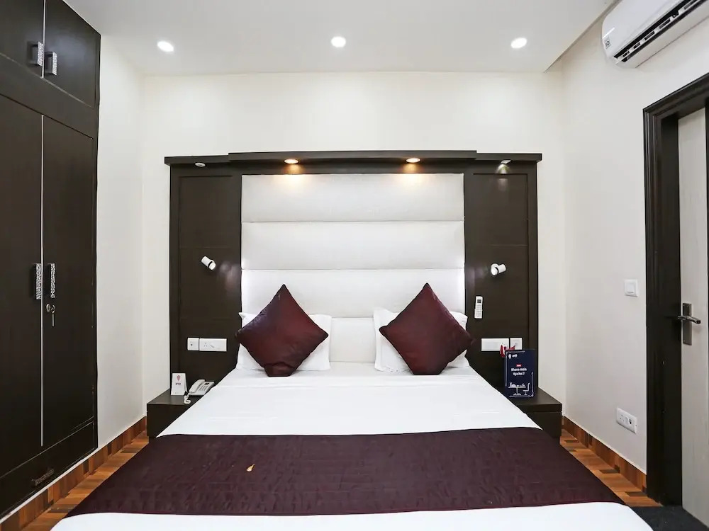 OYO 14389 Diplomat Suites