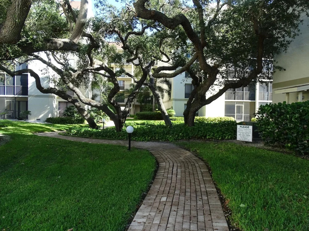 Bay Oaks E-82 2 Bedrooms 2 Bathrooms Apts