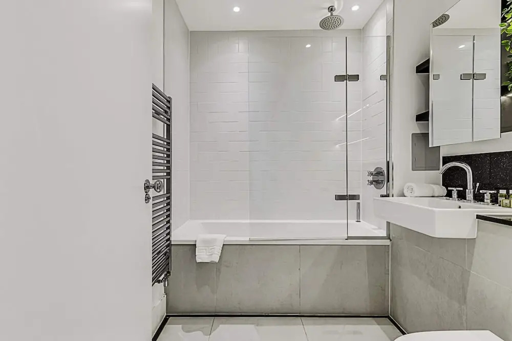 Vibrant 2-bed Flat: Acton's Best Stay!