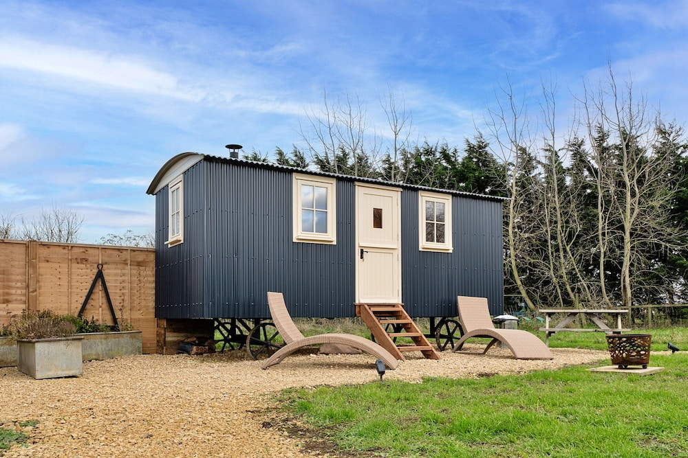 Shepherd's Hut Near Cotswolds & Sky Dive Fun