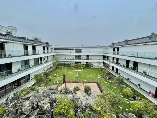 Tongjian Huaxiangtang Resort