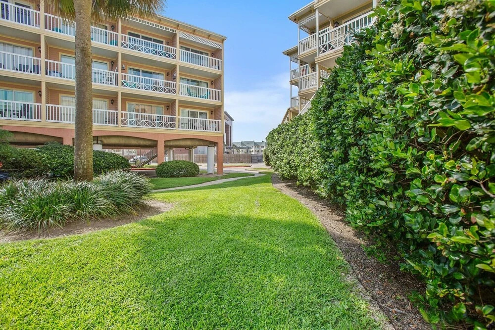 Victorian Escape - Serene Condo With Beach Views 1 Bedroom Condo by Redawning