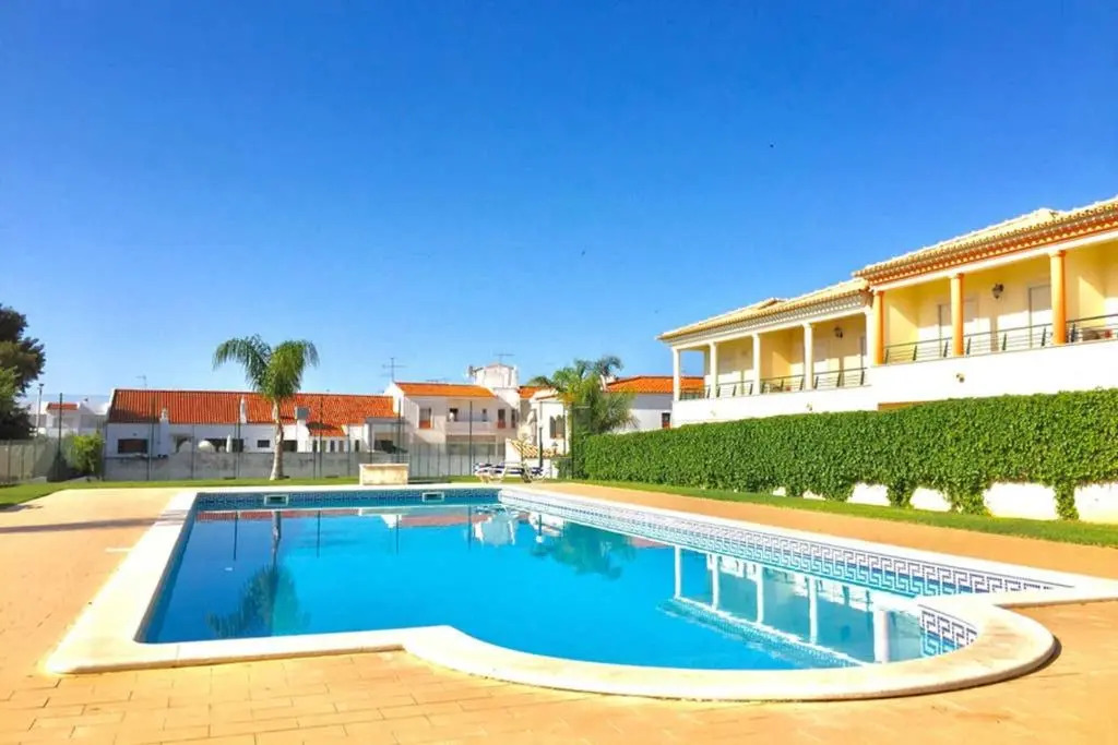 Edificio Sao Joao das areias Strip l OURA