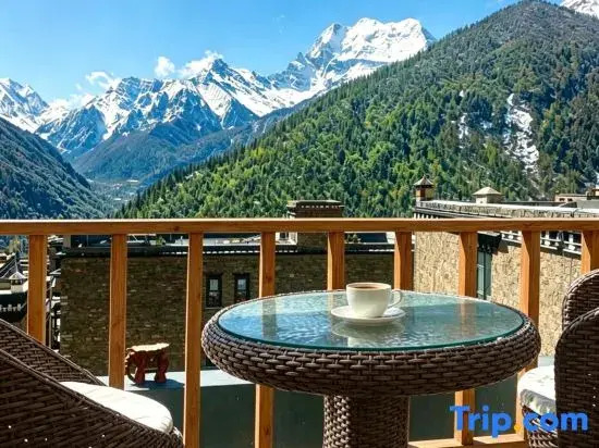 Yading Zhaxi Kongshu Tibetan Culture Theme Hotel