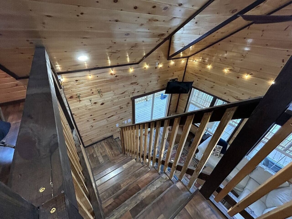 Wifi & Hot Tub, Large Family - Climb On in Rrg!