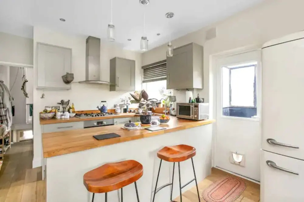 Gorgeous Refurbished 2 Bedroom Apartment With Garden