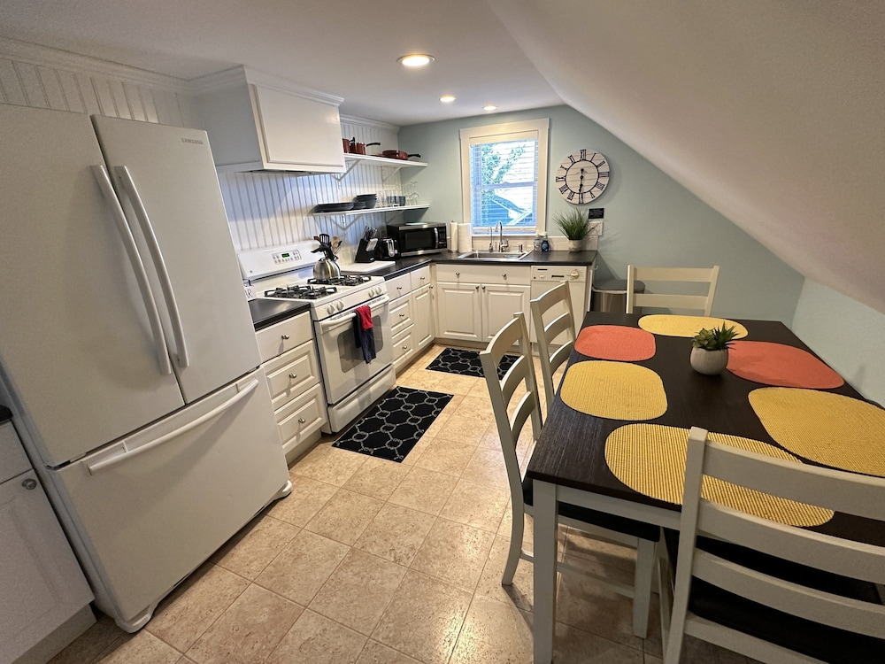 Unique 2 Bed 1 Bath Apartment Off Broadway #3 2 Bedroom Apts