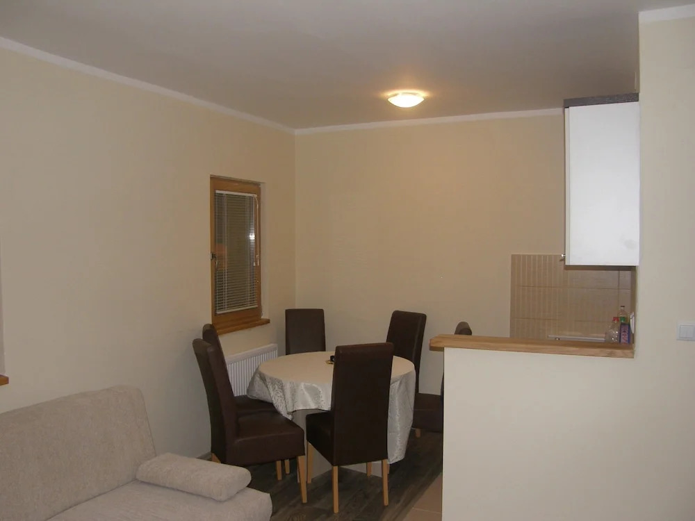 Apartments and rooms Max-Well
