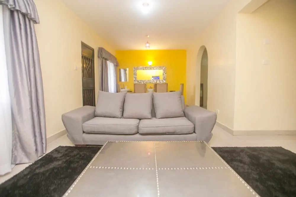 Lux Airport Inn