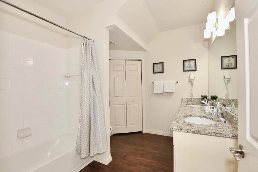 3 Bedroom townhouse in gated community with gym and pool 10 min to Disney