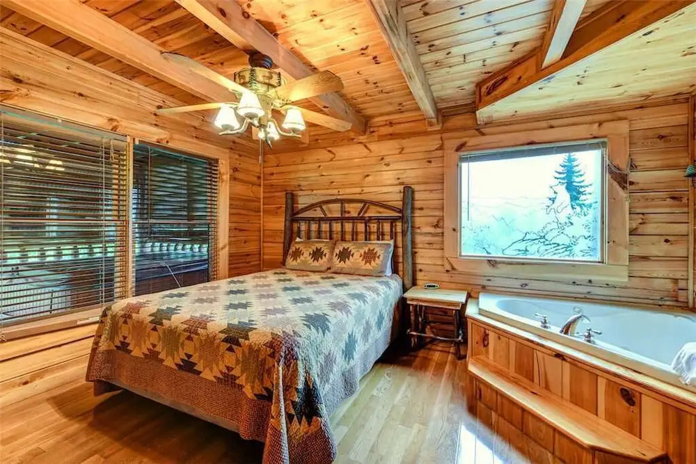 UnFirgettable 2 Bedroom Home with Hot Tub