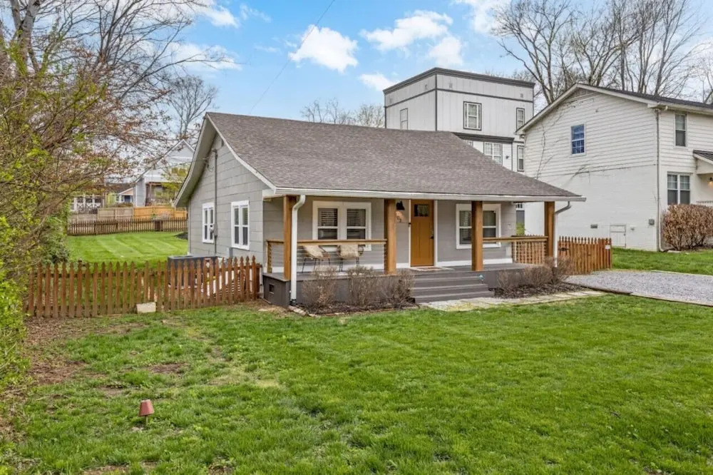 Space Cowboy Cottage and Firepit Huge yard close2downtown