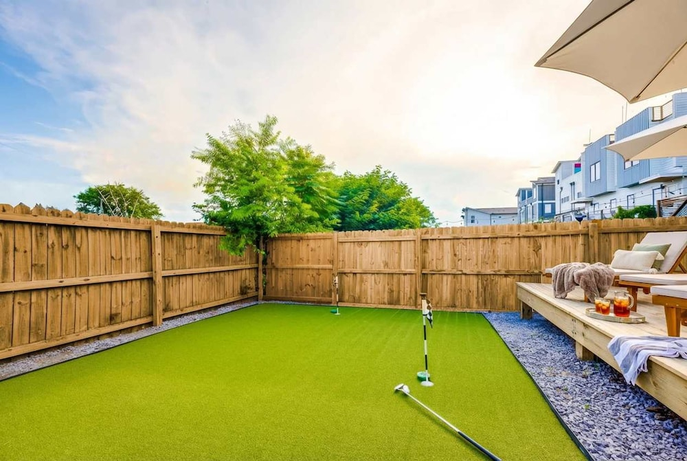 City Views Pool Hot Tub Mini Golf