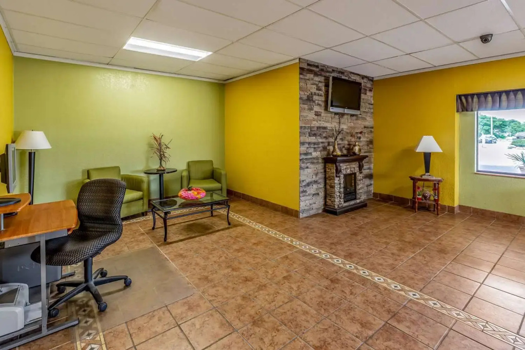 Baymont Inn & Suites by Wyndham Newton IA