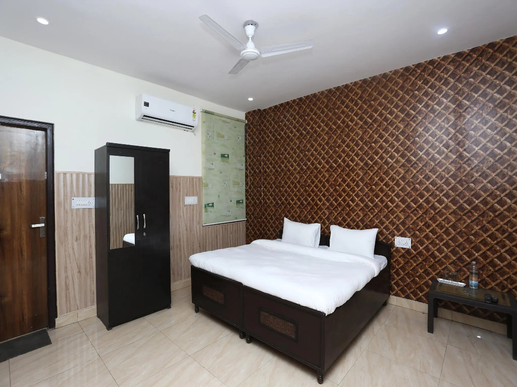 OYO 36021 Diamond Guest House