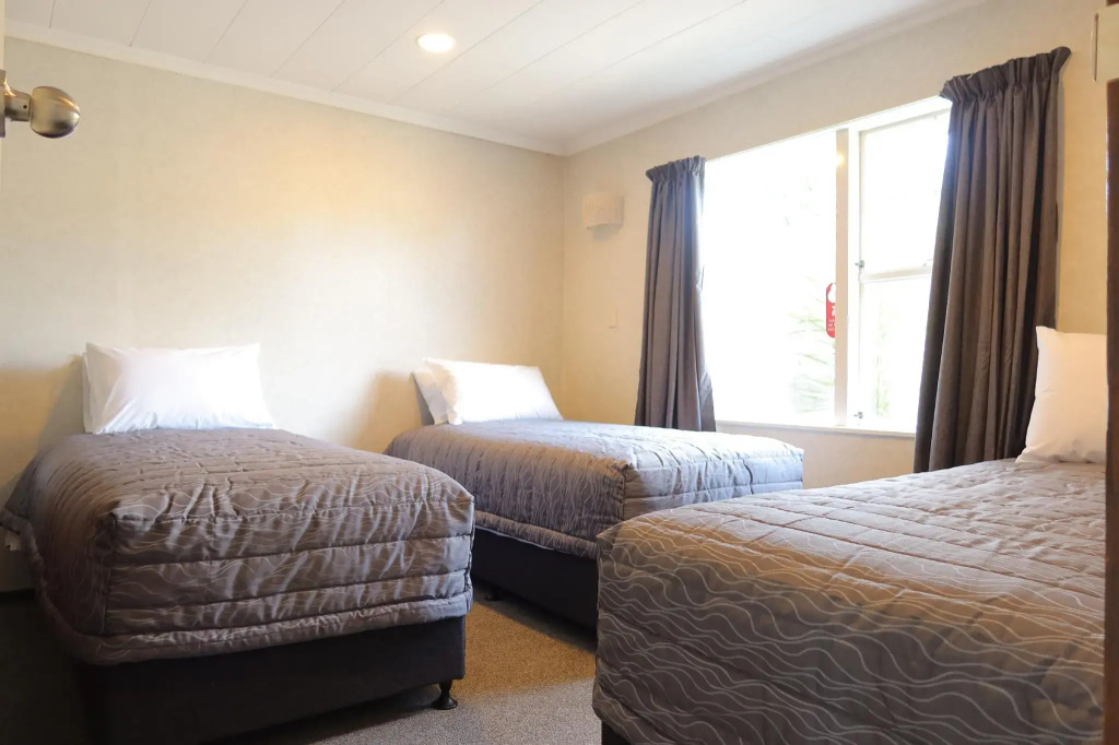 Colonial Motel