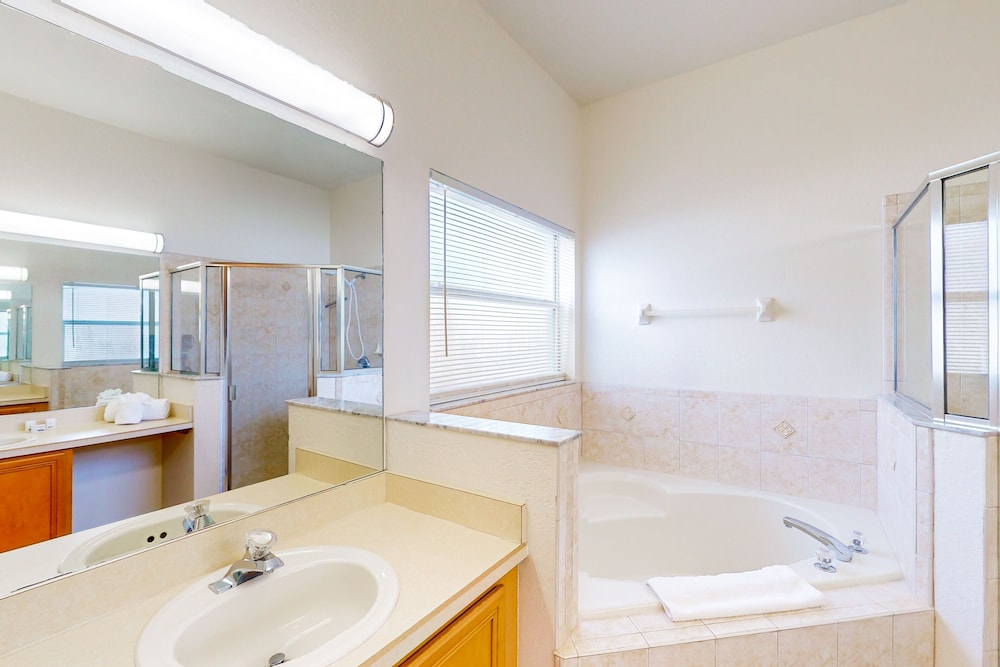 Spacious Home in a Great Neighborhood With Enclosed Pool & AC - Dog-friendly