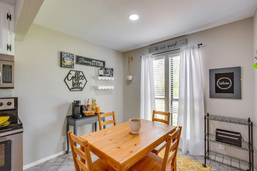 Charming Granbury Cottage Retreat w/ Private Patio