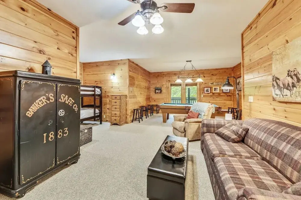 Horsin' Around 3 Bedroom Cabin by Redawning