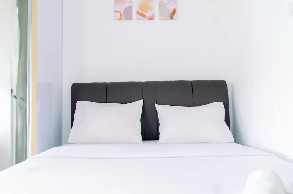 Comfort and Simply Studio Room at Serpong Garden Apartment By Travelio