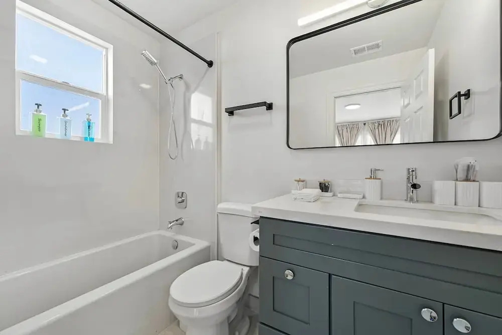 Massive 8BR Home in Hayward With AC Free Parking