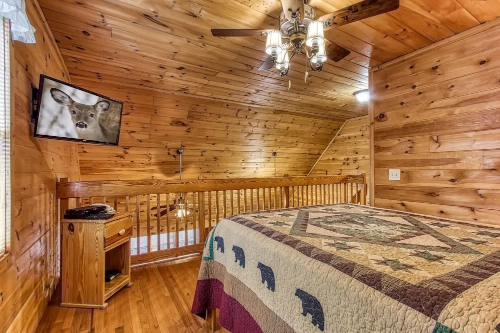 Point Of View - Spacious 2 Bedroom With a Loft Just off Glades Road 2 Cabin by RedAwning