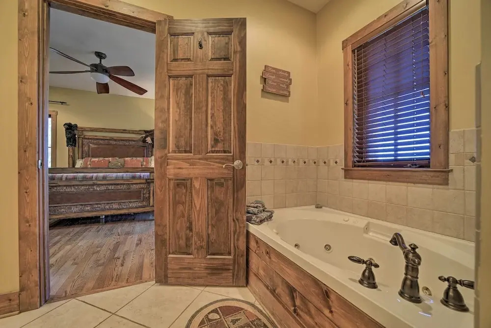 Luxe Lodge Near Smoky Mountains: Views & Hot Tub!